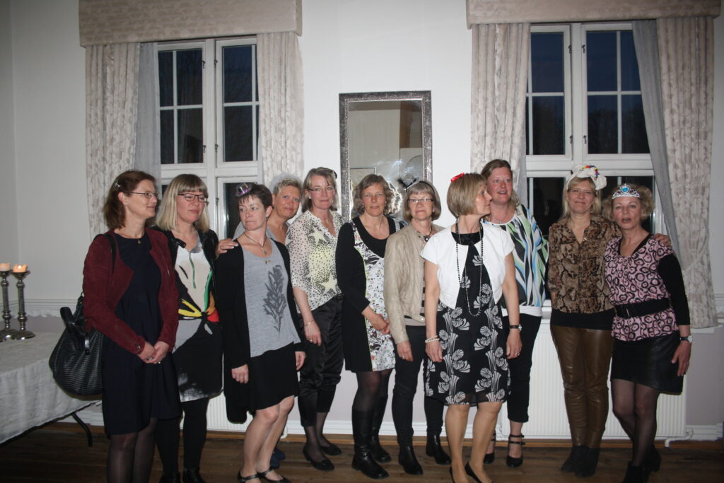 10 års jubilarer fra venstre: Anette Wolff, Jette Lindberg Andreassen, Margit Agerboe, Kirsten Blak, Merete Outzen, Helle Severinsen, Dorthe Andersen, Dorte Laursen, Tina Koldkær og Susanne Lyngby.